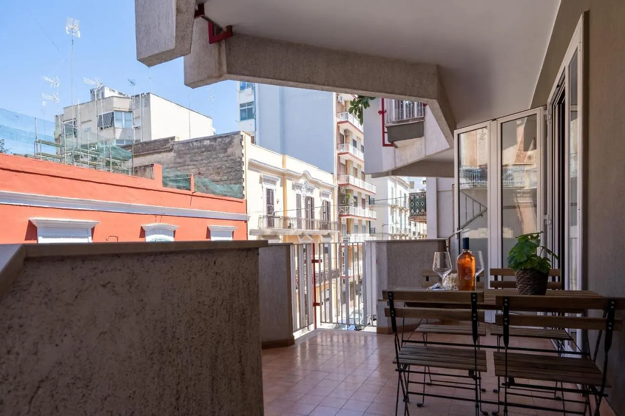 Universita & Stazione Airy Apartment With Parking Bari